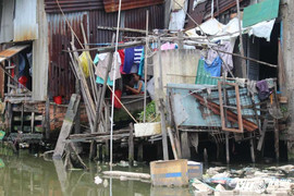 Ảnh: Khu nhà ổ chuột chờ sập trên kênh ô nhiễm Bí thư Thăng chỉ đạo di dời