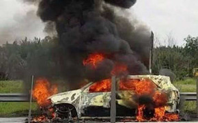 Đang chạy trên cao tốc, ô tô 7 chỗ bốc cháy ngùn ngụt, trơ khung sắt