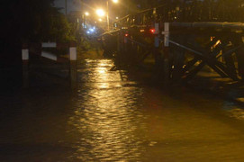 TP.HCM: Xà lan 500 tấn tông thẳng vào cầu sắt rồi chìm nghỉm