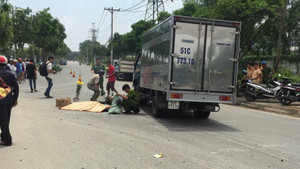 Vợ khóc ngất bên thi thể chồng bị xe tải cán