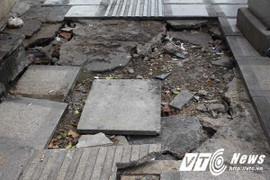 Vỉa hè lát đá tiền tỷ ở TP.HCM bị 'băm nát'