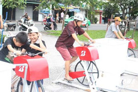 Dân Sài Gòn thi nhau lọc sạch nước kênh Nhiêu Lộc - Thị Nghè