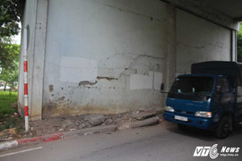 Rùng mình hàng trăm xe tải rầm rầm băng qua cầu vượt nứt nẻ, sụt lún ở TP.HCM