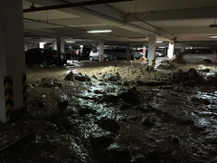 Sập tường hầm chung cư, hàng trăm m³ bùn vùi lấp nhiều ôtô, xe máy