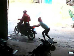 Giật điện thoại Iphone 6 giữa ban ngày, tên cướp bị cô gái quật ngã