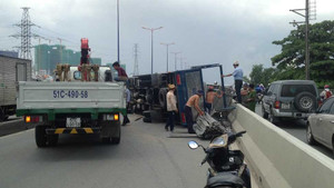 Xe tải lật nhào trên cầu Sài Gòn, giao thông kẹt cứng