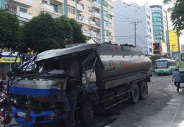 Hàng chục hành khách la hét trong xe buýt rung lắc dữ dội