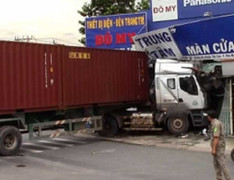 Container đâm nát trung tâm nội thất, cả nhà thoát chết