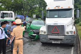 Container 'điên' lao vào dòng xe đang chờ đèn đỏ