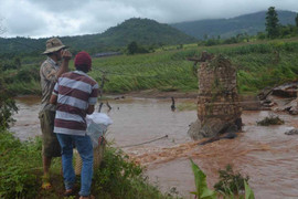 Cầu bị cuốn trôi cô lập 100 hộ dân, phải dùng dây cáp tiếp tế lương thực