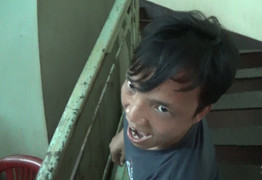 Nam thanh niên dùng kéo uy hiếp, dọa đốt xe CSGT ở TP.HCM