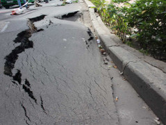 Xuất hiện 'hố tử thần' khủng giữa phố Sài Gòn