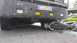 Dừng đèn đỏ, nam thanh niên bị container tông chết thảm