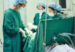 Bác sỹ mổ đẻ bỏ quên gạc trong bụng sản phụ