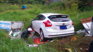 Nữ tài xế tông sập tiệm quảng cáo rồi lao xe xuống suối