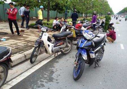 'Bẫy' đinh độc ác rải trên đường Sài Gòn, hàng chục chiếc xe gặp nạn