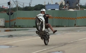 'Ông Tây' bốc đầu xe, nẹt pô inh ỏi hơn 1 giờ trên nóc hầm Thủ Thiêm