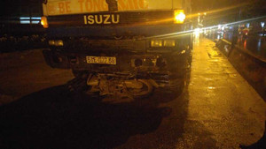 Vướng áo mưa ngã, nam thanh niên bị xe bồn cuốn vào gầm