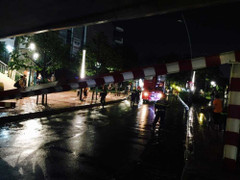 Tài xế tông sập thanh giới hạn chiều cao cầu rồi tăng ga bỏ trốn