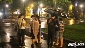 Hàng trăm game thủ đội mưa, vật vờ săn Pokemon giữa đêm khuya Sài Gòn