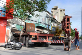 Xe container 'điên' cán qua 2 người, đâm thẳng vào nhà dân