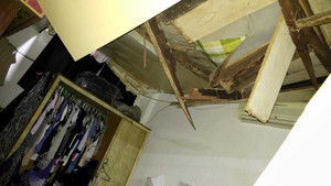 Mảng bê tông nặng cả tấn rơi thủng nóc nhà dân