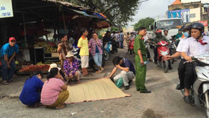 Đâm chết một phụ nữ đi xe máy, tài xế bỏ lại ô tô rồi chạy trốn