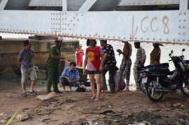 Hai nhân viên điều tiết giao thông phi ca nô cứu người tự tử