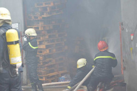 Gần 100 cảnh sát cứu hỏa đám cháy lớn giữa Sài Gòn