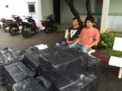 'Ôm' hàng lậu và hung khí cố thủ trong ô tô