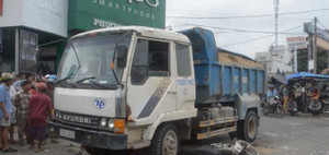 Va chạm với xe ben, một phụ nữ chết thảm