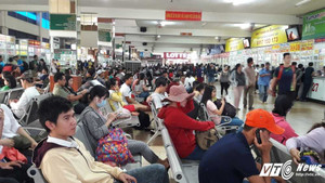 Nằm ngồi la liệt trong bến xe chờ về quê sáng 2/9