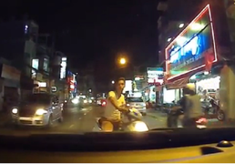 Thanh niên ngổ ngáo chặn đầu xe, đánh võng thách thức tài xế ô tô