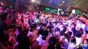 Phố đi bộ Nguyễn Huệ nêm cứng người trong đêm Trung thu