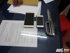 Dùng dao đe dọa nhân viên cửa hàng, cướp điện thoại giữa ban ngày