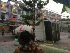 Xe bồn loạng choạng, lật ngang giữa đường Sài Gòn