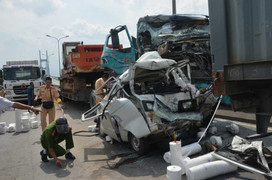 5 xe tông nhau trên cầu, một tài xế chết thảm trong cabin