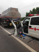 Xe cứu thương đâm xe bồn, 5 người thương vong