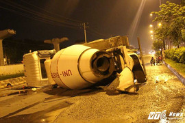 Xe bồn nổ lốp nằm 'phơi bụng' giữa đường Sài Gòn