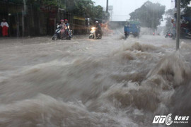 Nước chảy như thác đổ sau cơn mưa lớn ở Sài Gòn