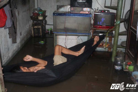 Nhiều ngôi nhà ở Sài Gòn ngập sâu gần 1m sau cơn mưa lớn