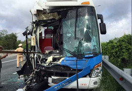 Xe khách tông container trên cao tốc, 5 người thương vong