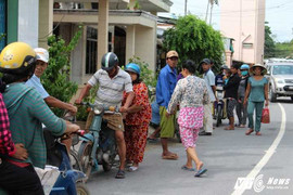 Chủ nhân trúng xổ số gần 100 tỷ đã phát quà từ thiện cho dân nghèo