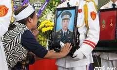 Ảnh: Phút 'xé lòng' người thân tiễn biệt 3 phi công về với đất mẹ