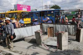 Chạy đón xe buýt, người đàn ông lọt xuống hố ga thiệt mạng