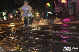 Đường Sài Gòn lại ngập nặng sau cơn mưa lớn
