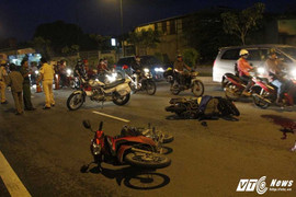 Xe máy đối đầu trên phố Sài Gòn, 2 người thương vong