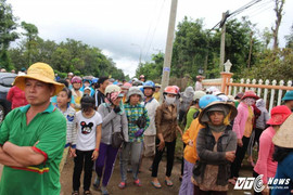 Vợ con cán bộ huyện bị sát hại: Nhiều người đến chia buồn với gia đình nạn nhân