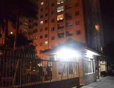 Người đàn ông ngoại quốc dùng hung khí khống chế vợ con ở Sài Gòn