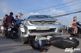 Ôtô 'điên' gây tai nạn liên hoàn, 2 phụ nữ bị kéo lê trên đường Sài Gòn